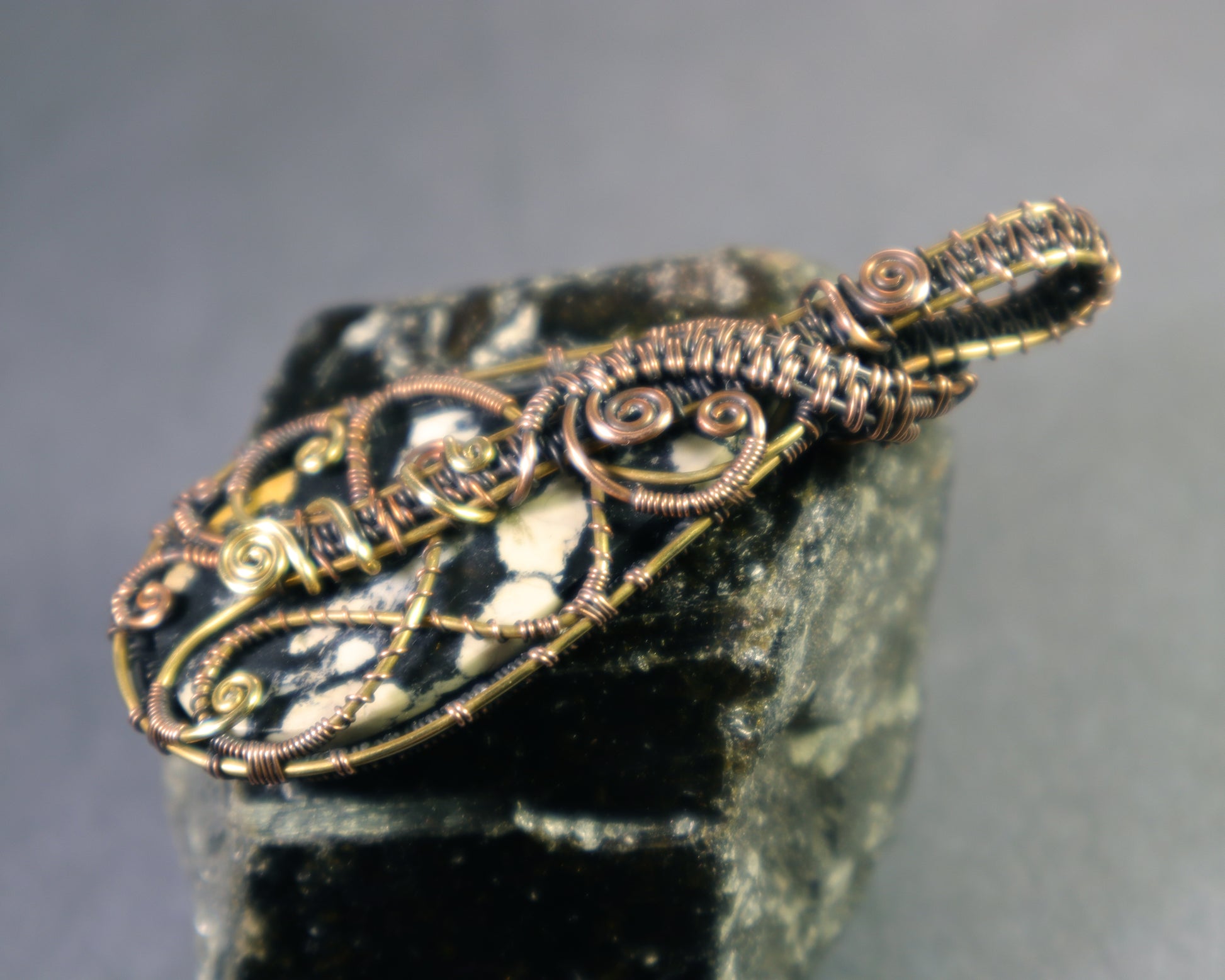 Double sided wire woven magnesite pendant in copper and brass